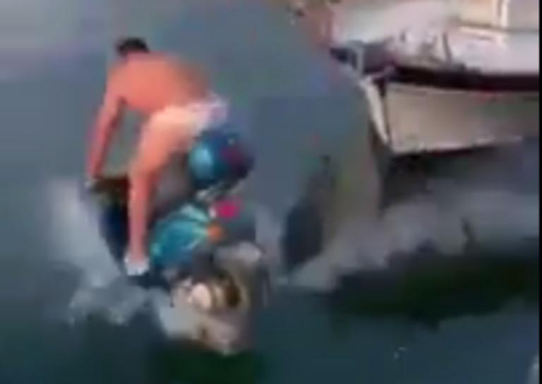 Νέα “τρέλα” Μπαλοτέλι! Έριξε άνθρωπο με μηχανάκι στη θάλασσα – video
