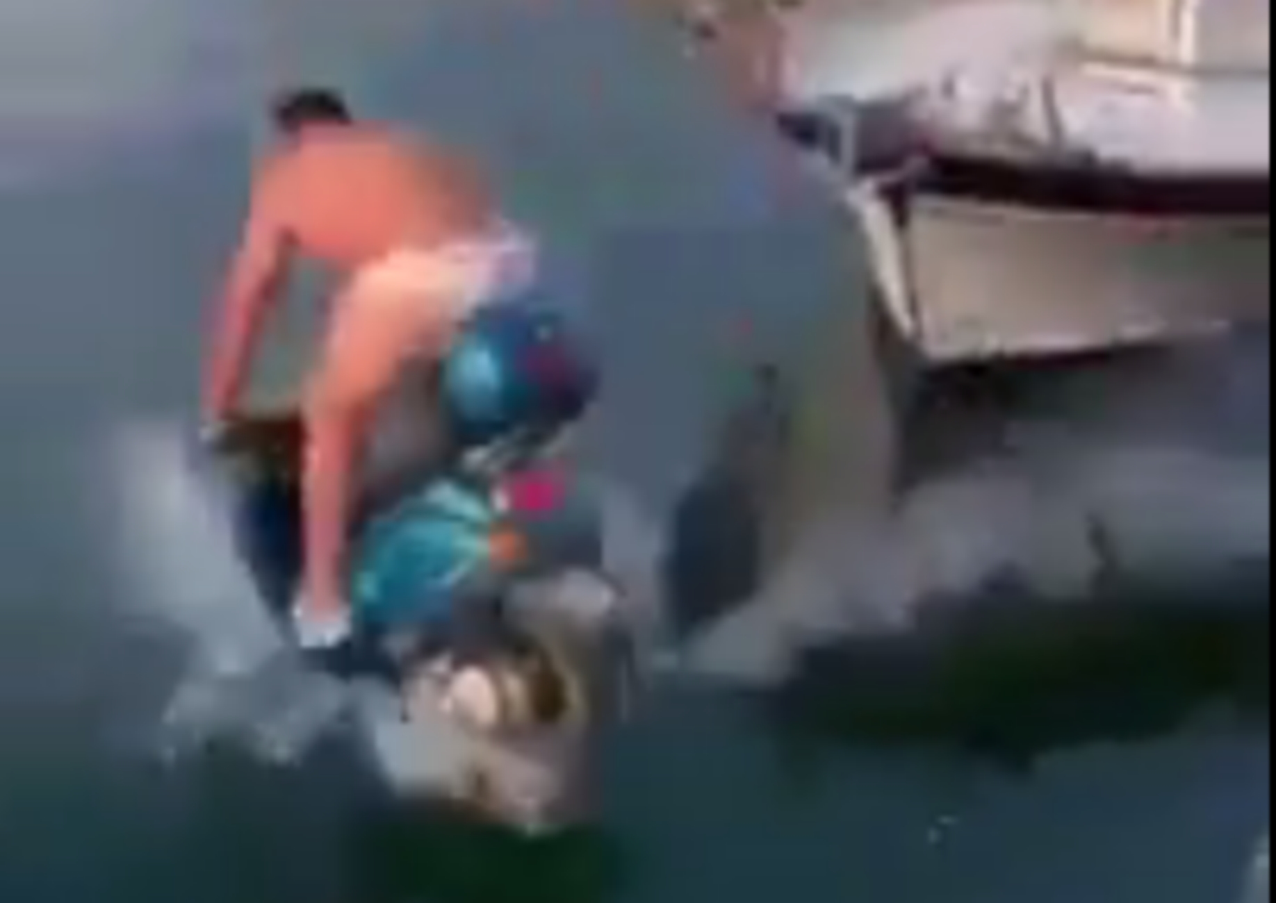 Νέα “τρέλα” Μπαλοτέλι! Έριξε άνθρωπο με μηχανάκι στη θάλασσα – video