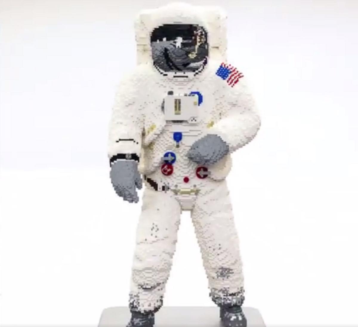 Η στολή του θρυλικού αστροναύτη Μπαζ Όλντριν, από κυβάκια της LEGO! video