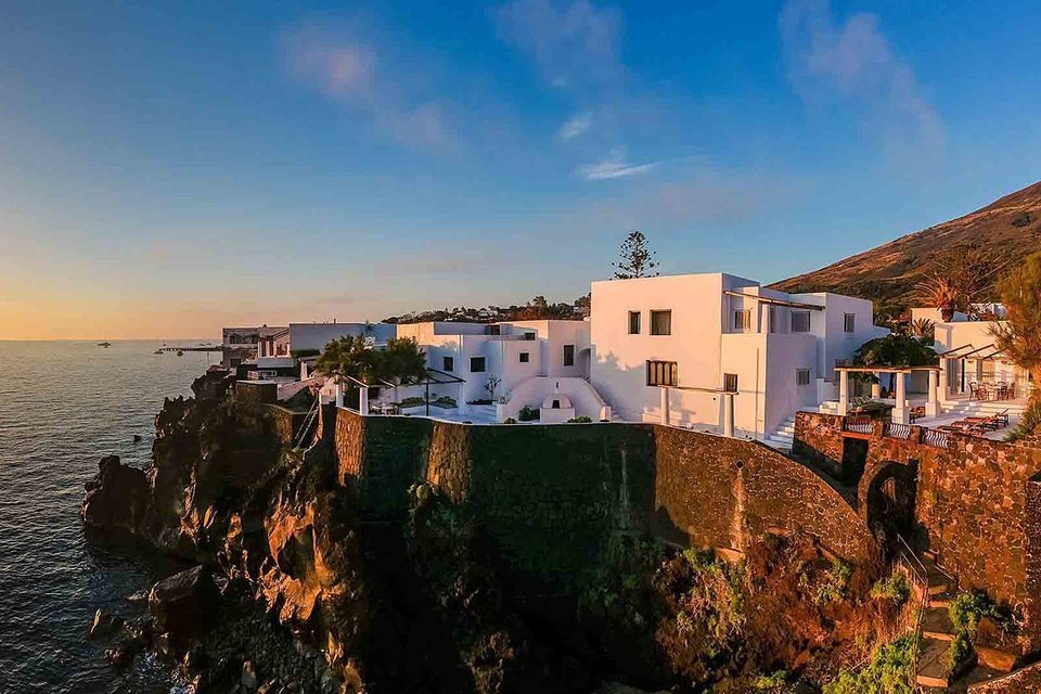 Δείτε την απίστευτη βίλα των Dolce & Gabbana στο νησί Στρόμπολι