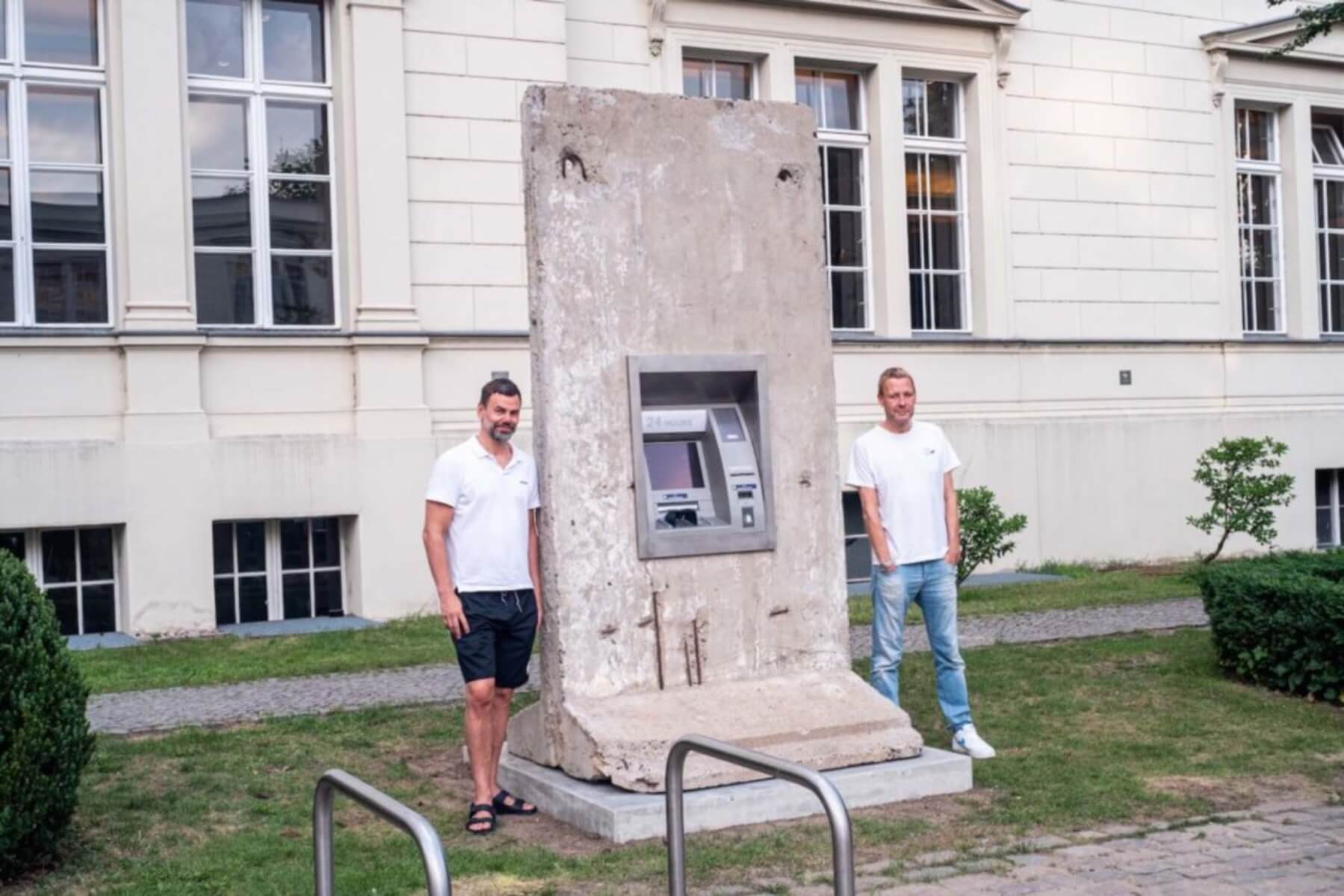 “Το Άγαλμα της Ελευθερίας”: Ένα ATM σε τμήμα του Τείχους του Βερολίνου