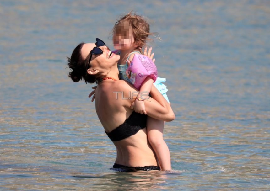 Δροσερές βουτιές για την Σίσσυ Φειδά και την κόρη της στην Μύκονο!