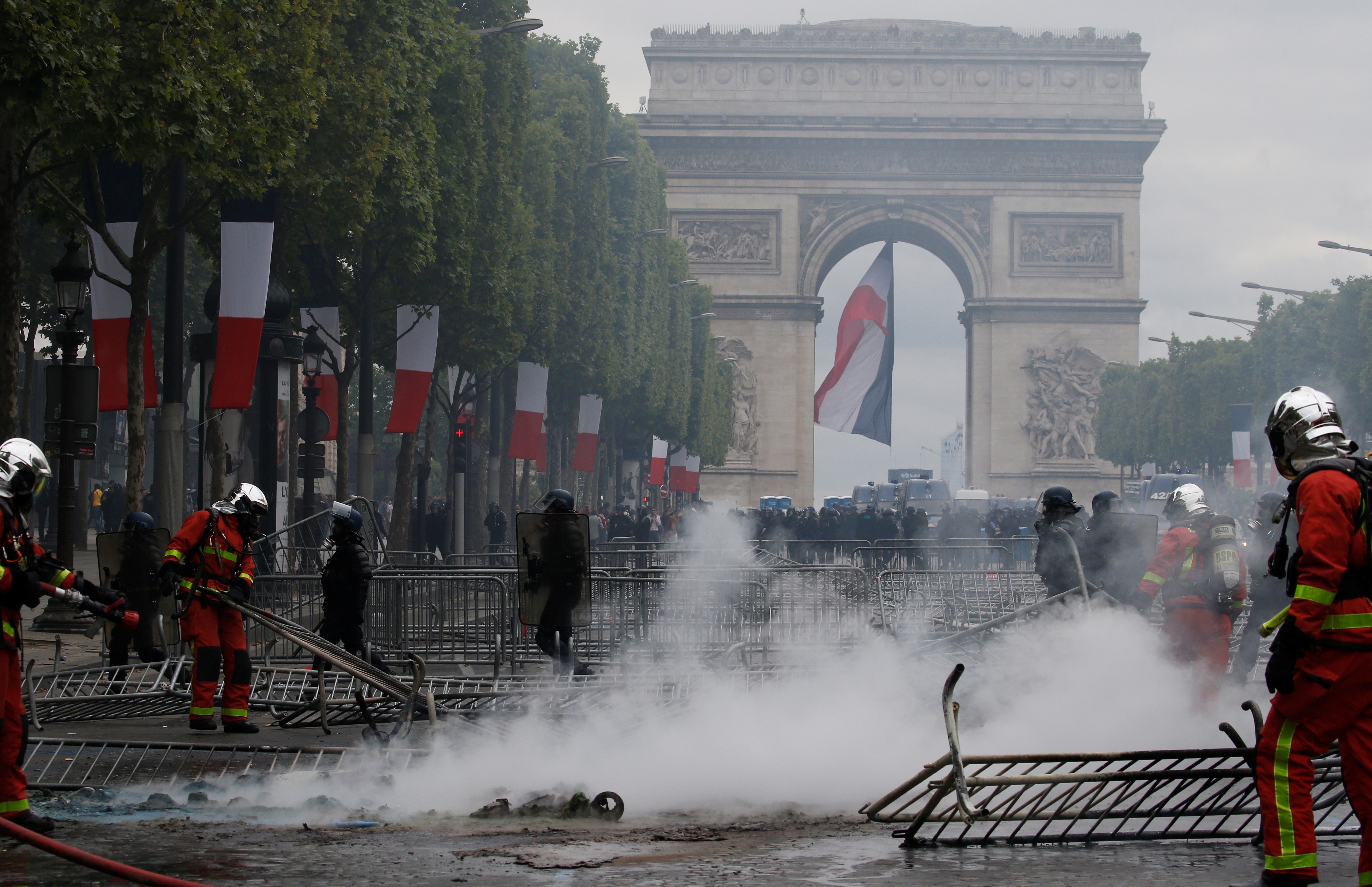 Παρίσι: Ο κακός χαμός στην παρέλαση για τη Βαστίλη – “Οργίασαν” τα κίτρινα γιλέκα!