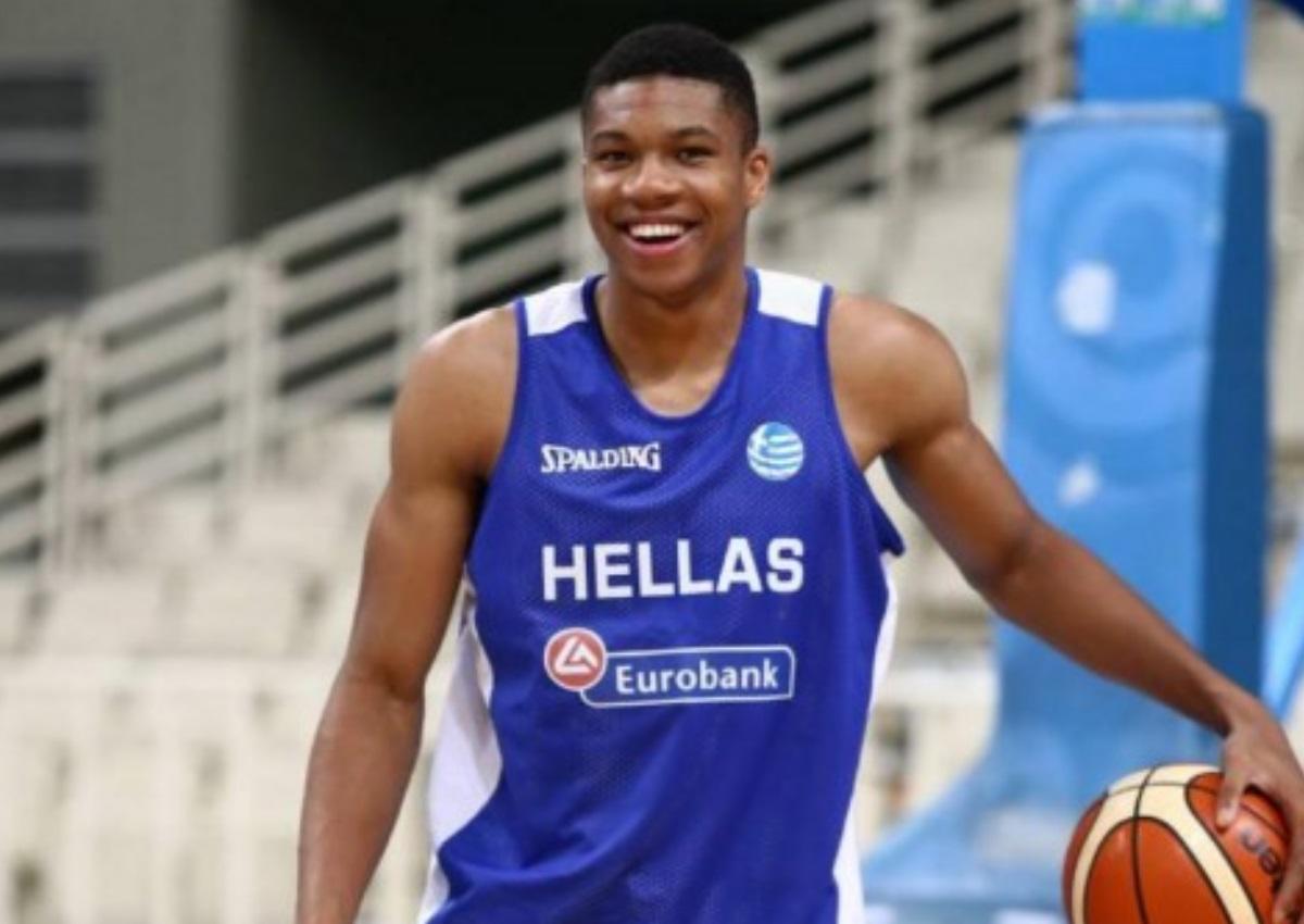 Γιάννης Αντετοκούνμπο: Στη Μύκονο για καλό σκοπό! Η άφιξη στο αεροδρόμιο με τη  μητέρα του