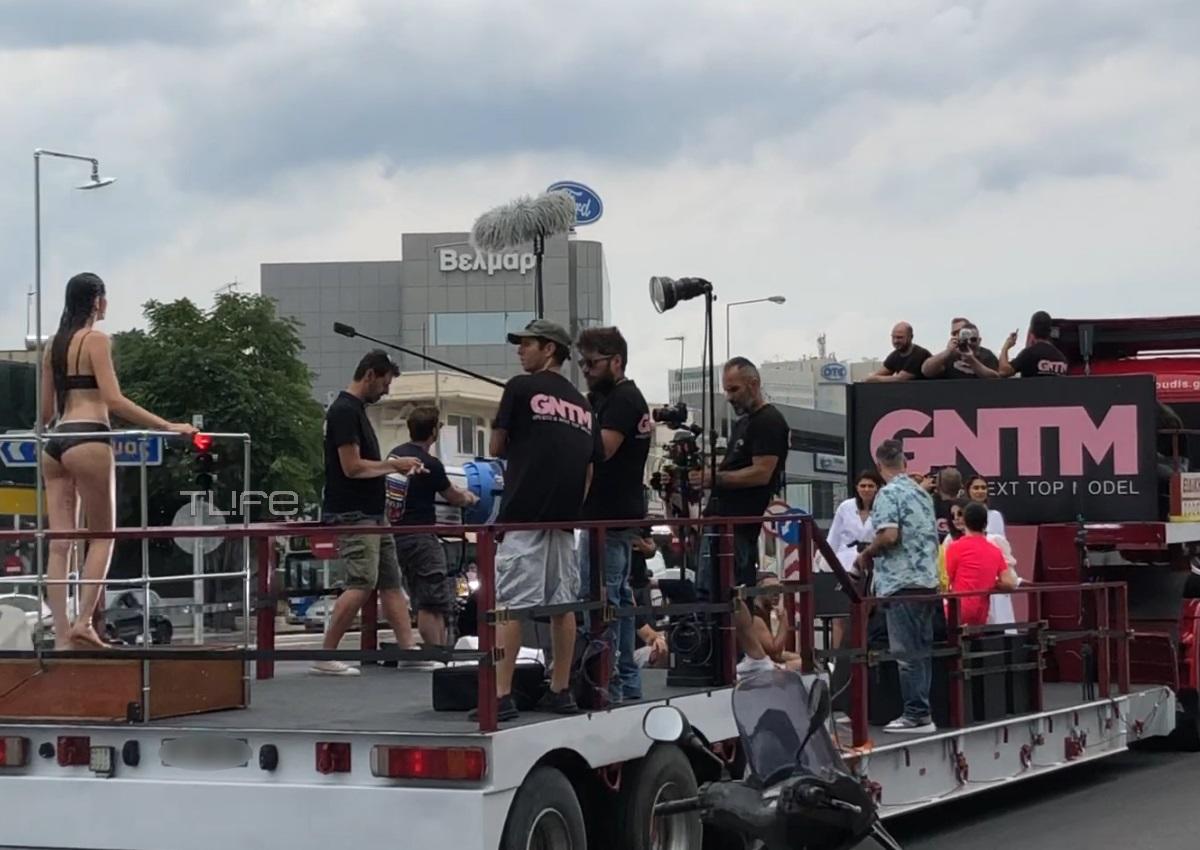 GNTM: Τα κορίτσια του δεύτερου κύκλου έκαναν ντους με μαγιό πάνω σε κινούμενο φορτηγό – Αποκλειστικά βίντεο