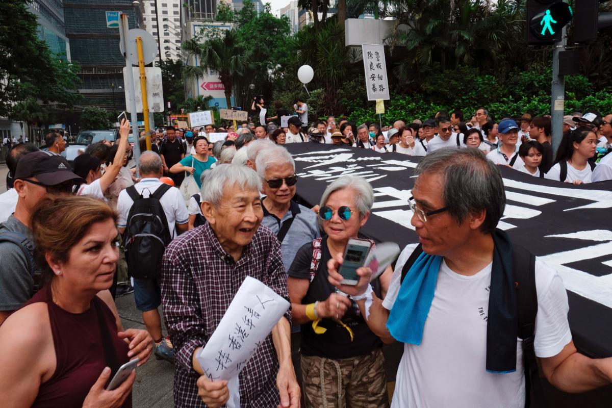 Χονγκ Κονγκ: Χιλιάδες… γκριζομάλληδες διαδήλωσαν υπέρ των νέων!