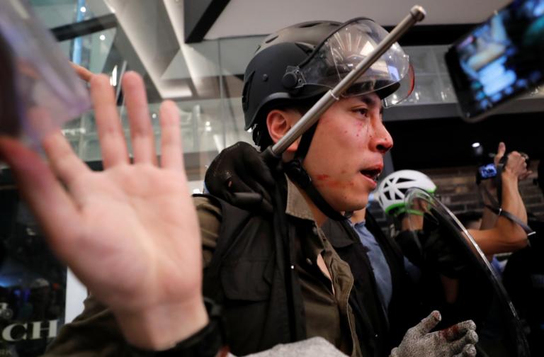 Πρωτοφανή επεισόδια στο Χονγκ Κονγκ! Διαδηλωτές... δέρνονται με την Αστυνομία! [pics, video]
