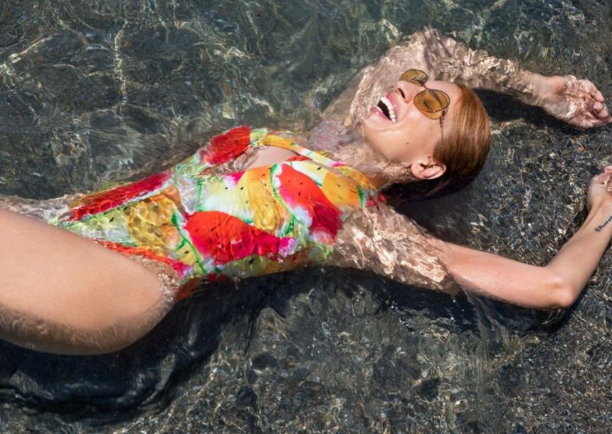 Μαρία Ηλιάκη: Τα παιχνίδια δίπλα στο κύμα και η… αφιέρωση στον σύντροφό της, Στέλιο Μανουσάκη! [pics,video]