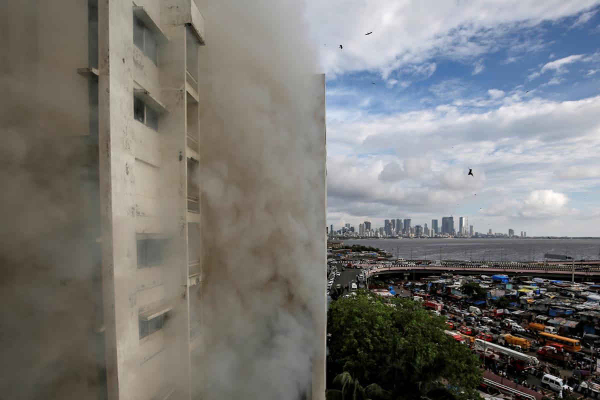 Βομβάη: Θρίλερ σε φλεγόμενο κτίριο – Δεκάδες άνθρωποι σώθηκαν στο παρά 1′! Video