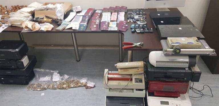 Συνελήφθη στην Ηλιούπολη 50χρονος Αλβανός που έφτιαχνε πλαστά διπλώματα και διαβατήρια! Εντυπωσιακές φωτογραφίες!