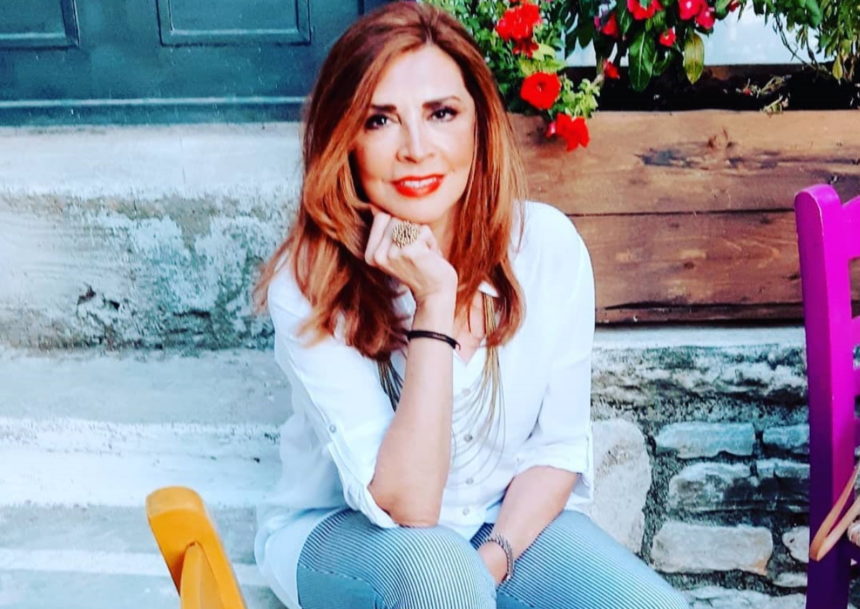 Μιμή Ντενίση: Ποζάρει με μαγιό και χωρίς ίχνος ρετούς στα 66 της χρόνια!
