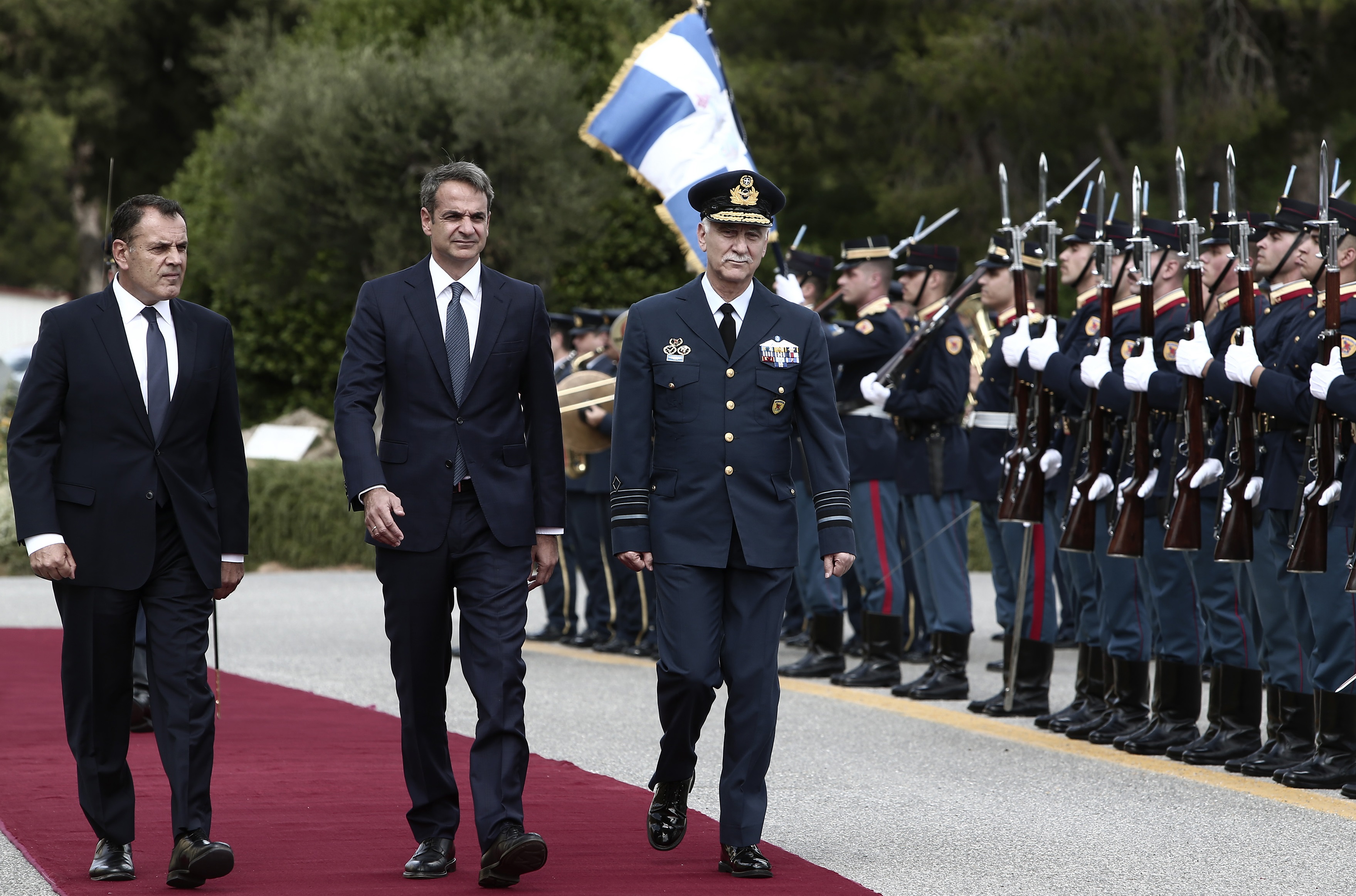 Έφυγε με… γεμάτα χέρια ο Μητσοτάκης από το υπ. Άμυνας – Τι δώρα του έδωσαν [pics]