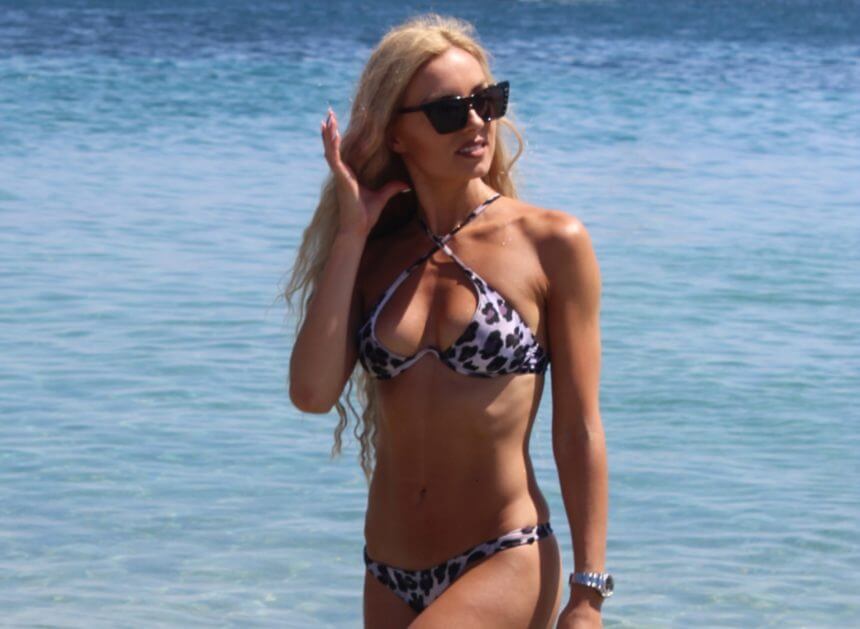 Η Τζούλια Νόβα κυκλοφορεί στις παραλίες της Μυκόνου με μικροσκοπικό μαγιό και κοιλιακούς φέτες!