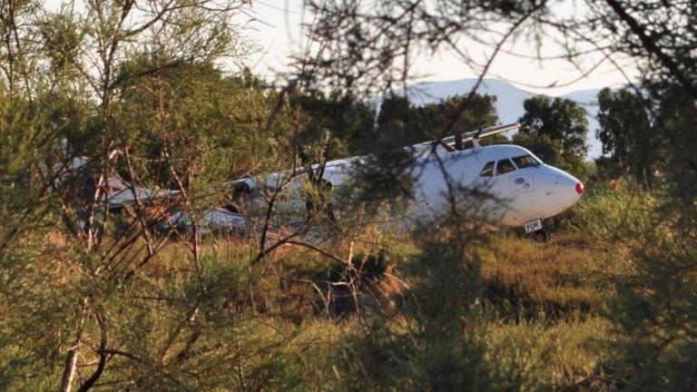 Λαχτάρησαν οι επιβάτες πτήσης της Sky Express στη Νάξο - Το αεροπλάνο έπεσε σε... χαντάκι!