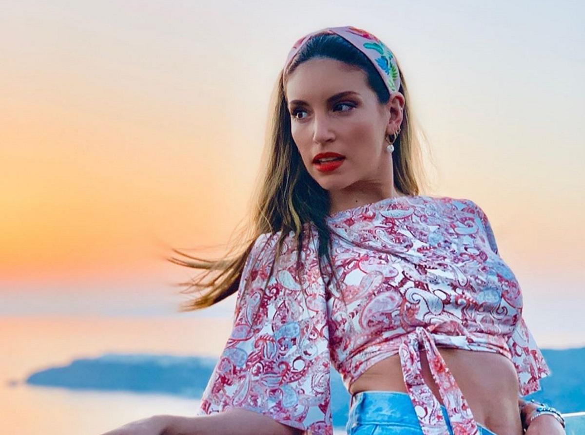 Η Αθηνά Οικονομάκου ποζάρει με μαγιό και μας δείχνει τους αψεγάδιαστους και χωρίς ρετούς κοιλιακούς της!