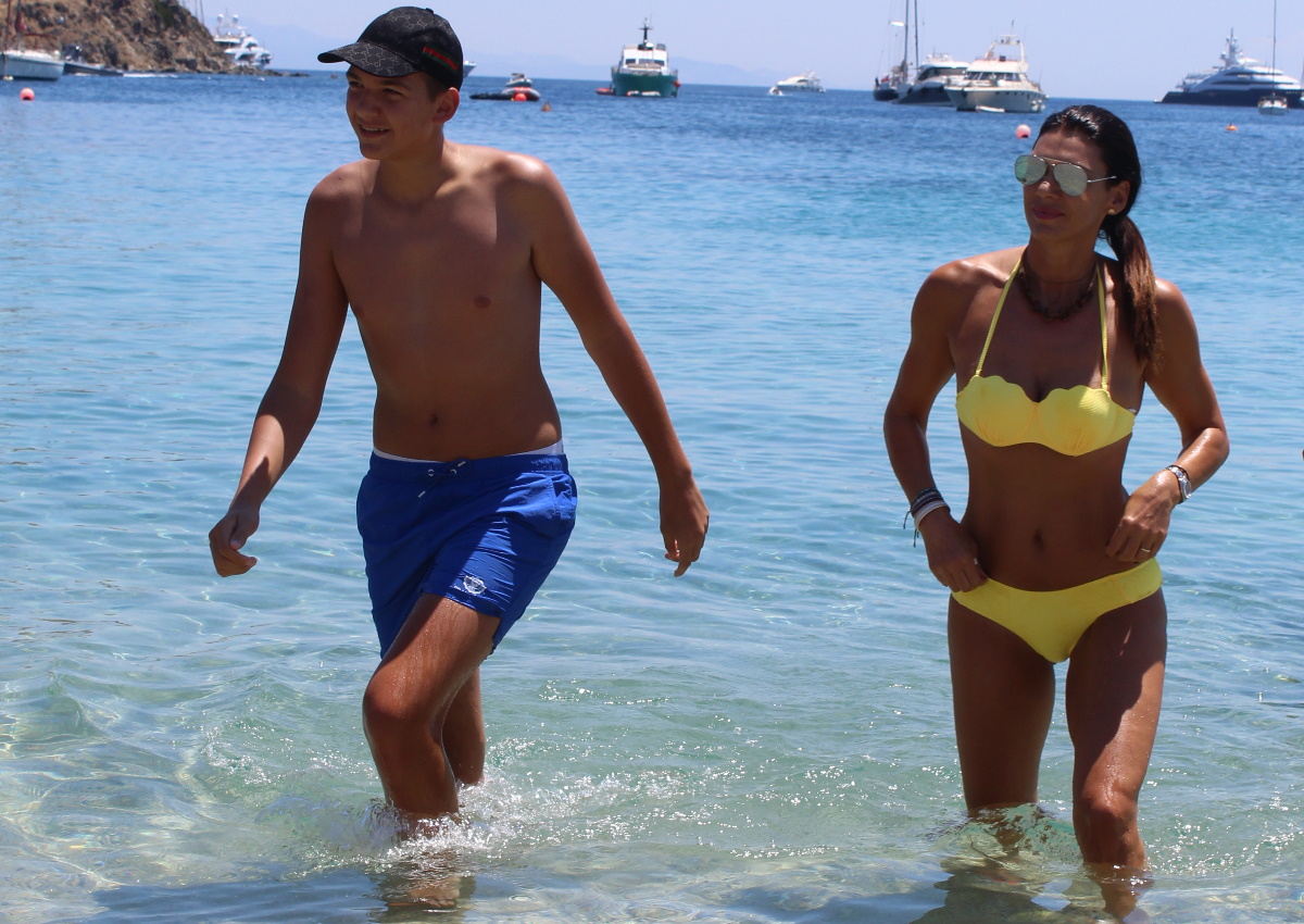 Σοφία Παθέκα: Εντυπωσιακή με το μαγιό της σε παραλία της Μυκόνου, παρέα με τον 14χρονο γιο της, Θάνο! [pics]