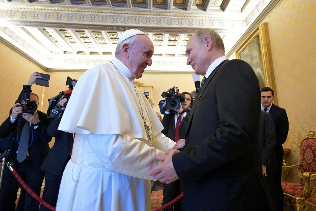 Πάπας – Πούτιν: “Θρησκευόμενος και με χριστιανικές αξίες ο Ρώσος ηγέτης”