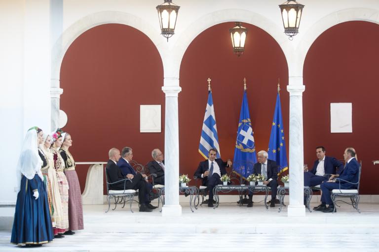 Το Amber alert για Βαρουφάκη, ο «παγοθραύστης» Μητσοτάκης, ο αμήχανος Τσίπρας! «Μέσα» στο Προεδρικό! video