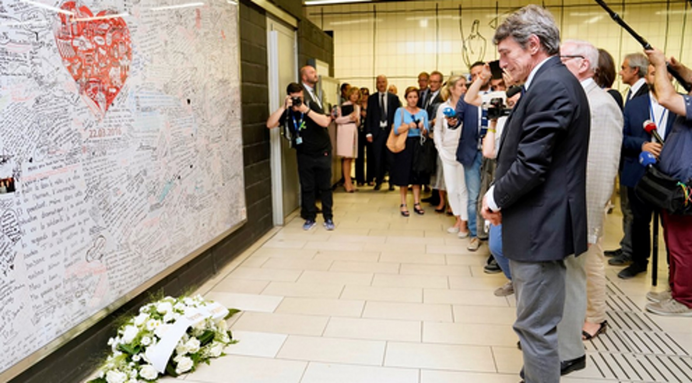 Βρυξέλλες – μετρό: Λουλούδια στο σημείο της τρομοκρατικής επίθεσης άφησε ο νέος πρόεδρος της Ευρωβουλής