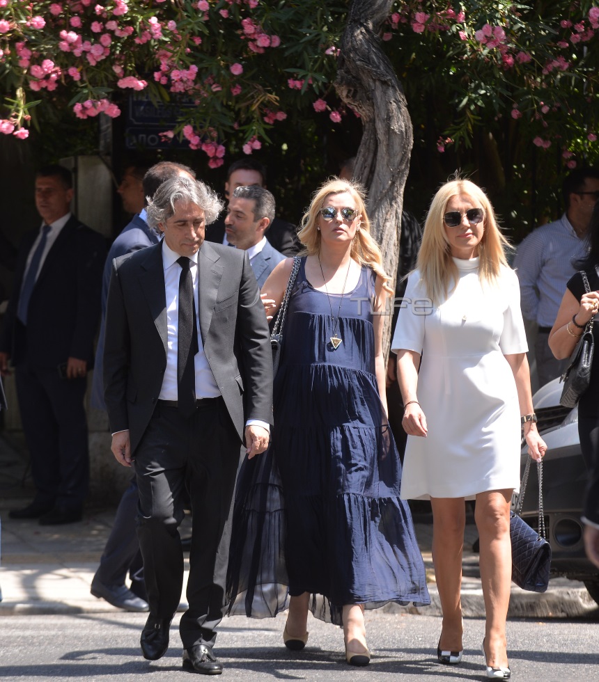 Φωτεινή Αραμπαζή: Μαζί με την αδερφή της, Μαρία, στην ορκωμοσία της στο Προεδρικό Μέγαρο