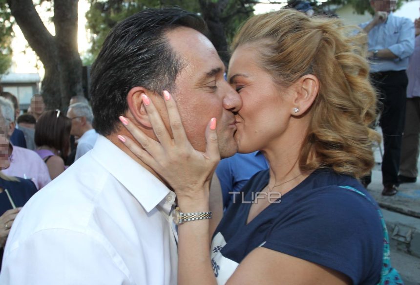 Το θερμό φιλί στο στόμα της Ευγενίας Μανωλίδου στον Άδωνι Γεωργιάδη στην ομιλία του!