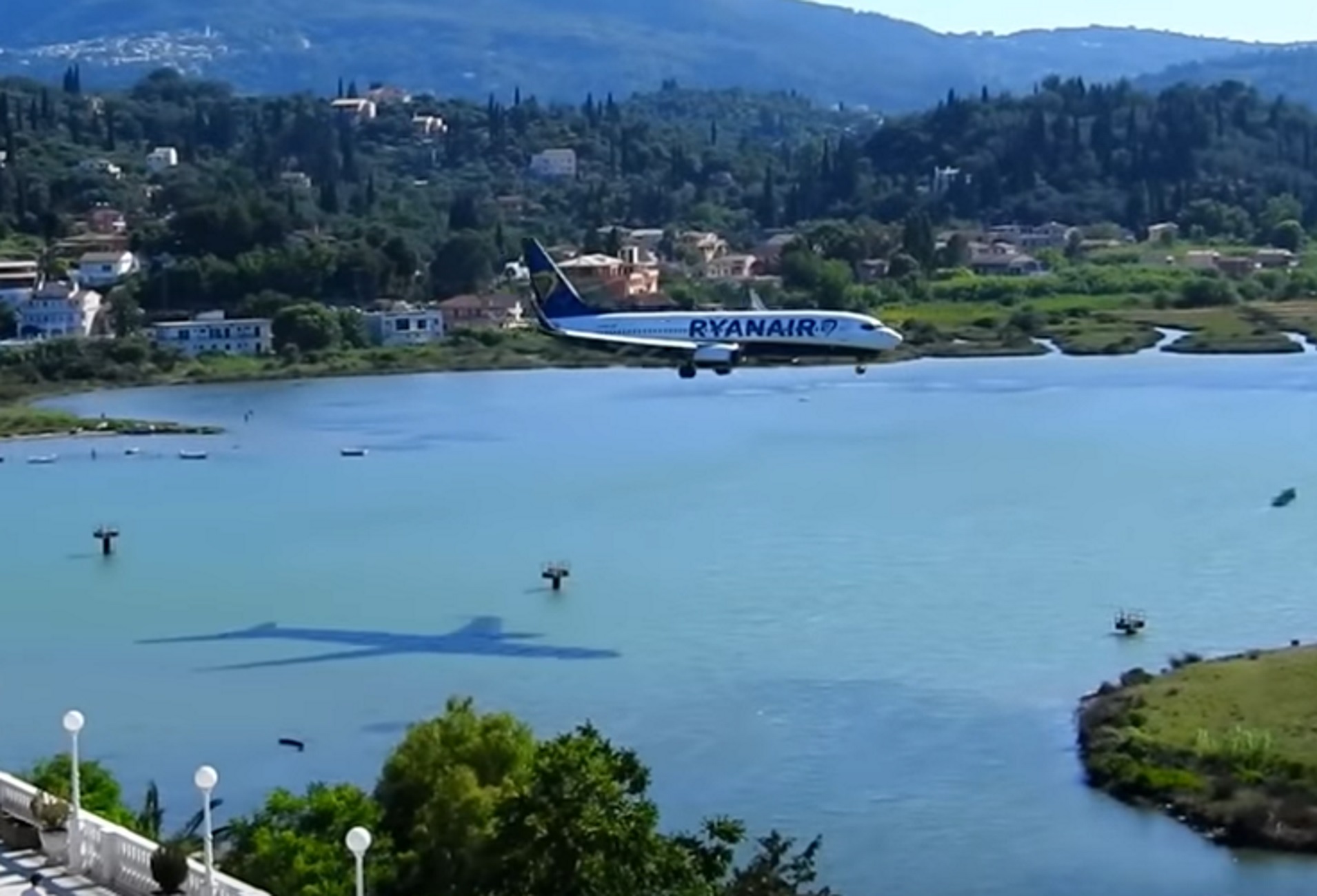 Κέρκυρα: Πρωινός καφές με θέα αυτές τις εικόνες – Προσγειώσεις αεροπλάνων που καθηλώνουν – video