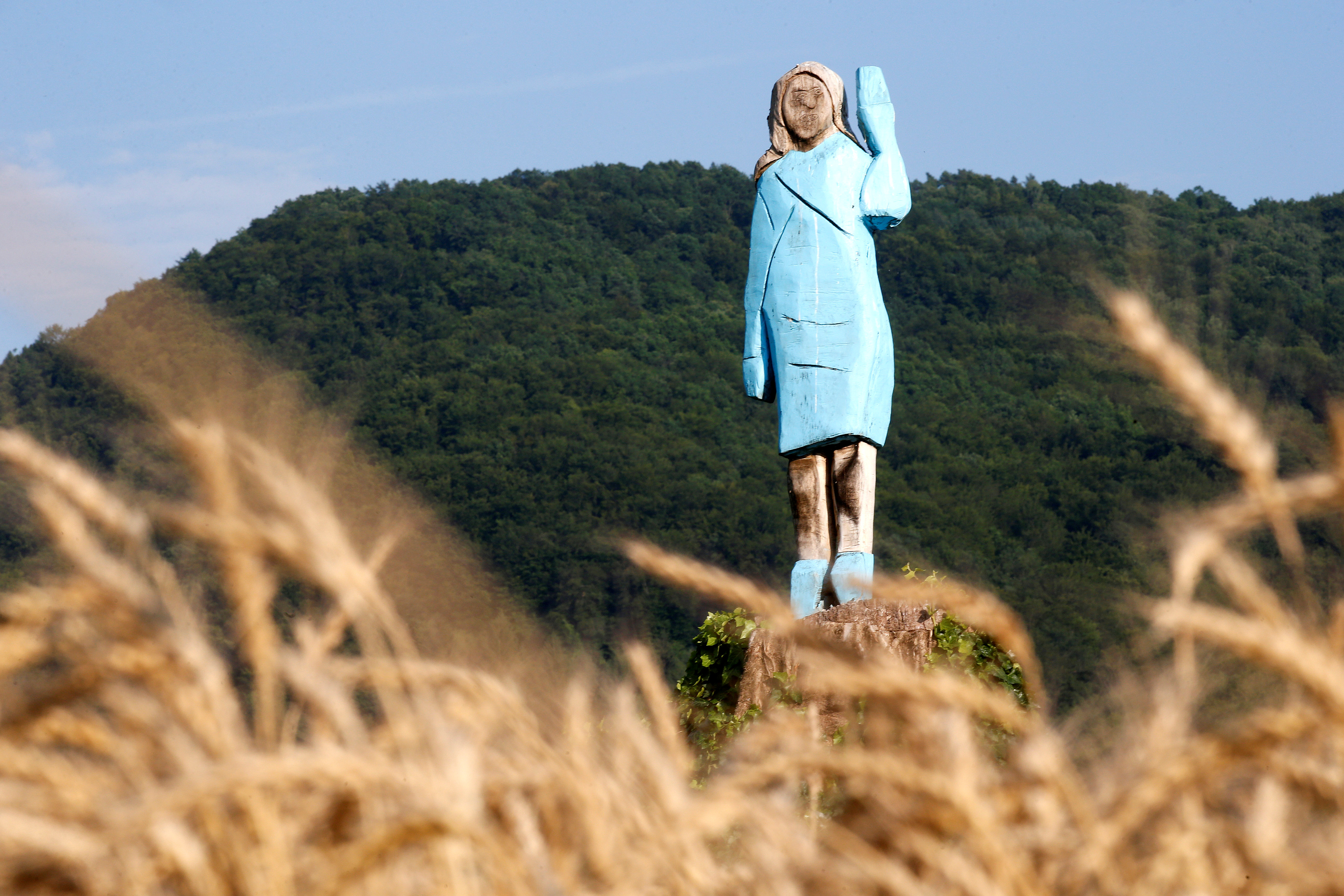 Κακόγουστο άγαλμα για τη Μελάνια Τραμπ στη Σλοβενία – Θυμίζει την στρουμφίτα! [pics]