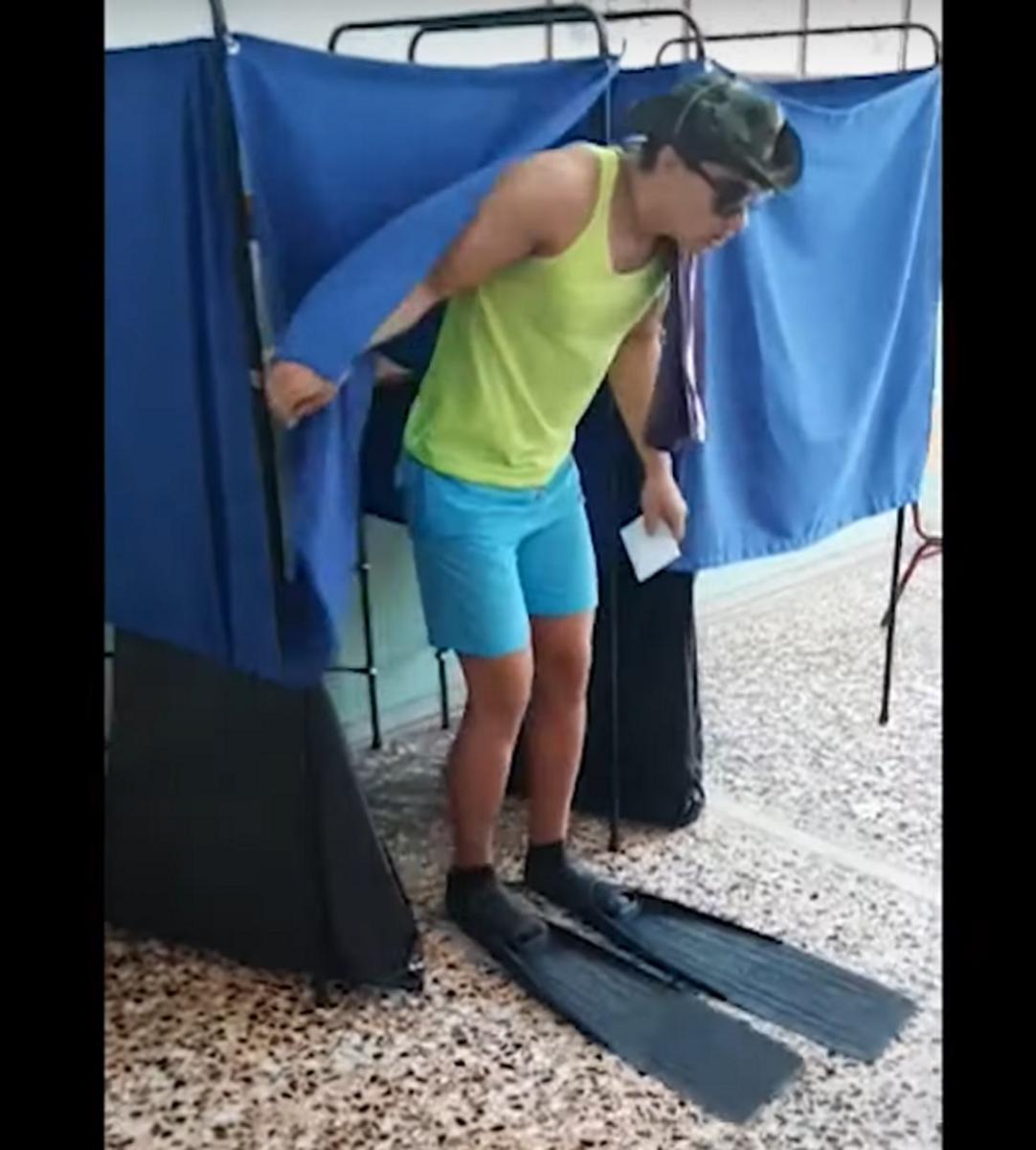 Απίστευτο βίντεο: Ο “Αγάπη Μόνο” ψηφίζει με τα βατραχοπέδιλα!