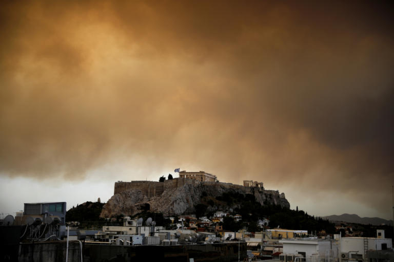Απόκοσμη εικόνα - Η Ακρόπολη την ημέρα της φωτιάς στο Μάτι