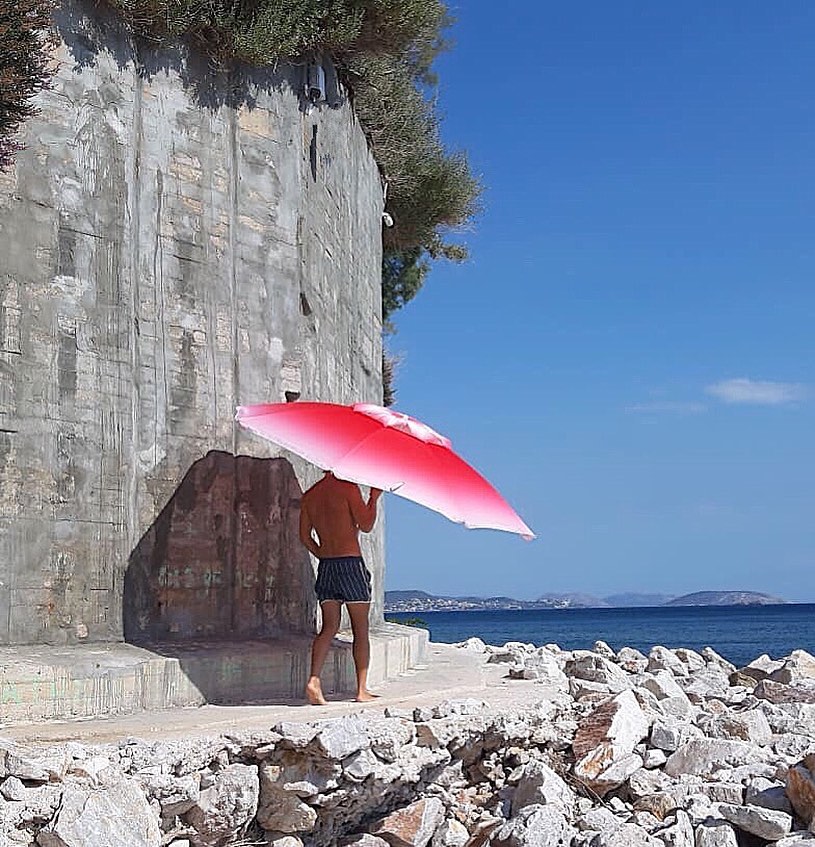 Έλληνας τραγουδιστής, τρέχει γυμνός στο δάσος! [pic]