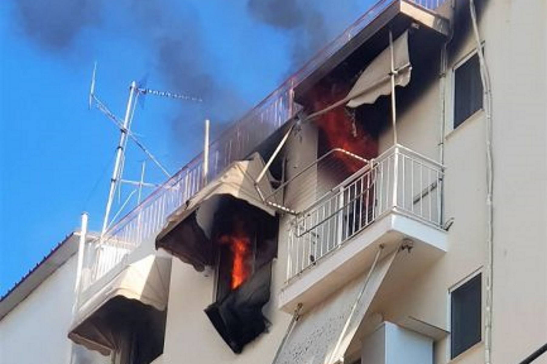 Στις φλόγες διαμέρισμα στον Άλιμο – Εκκενώθηκε πολυκατοικία [pics]