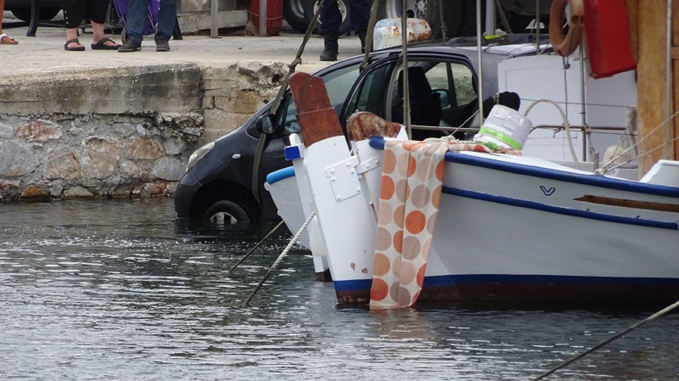 Σύρος: Αυτοκίνητο έπεσε στη θάλασσα – video