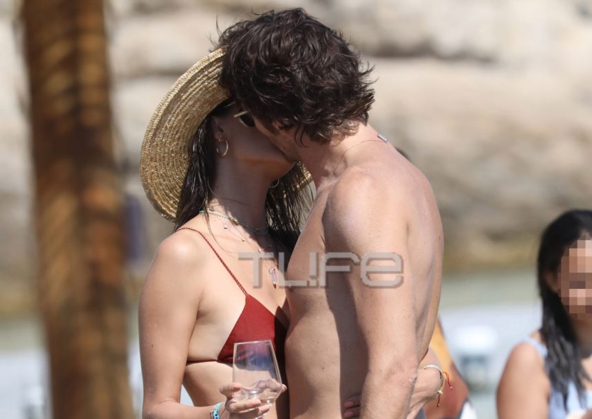 Ασυγκράτητο το ζευγάρι της showbiz- «Καυτά» φιλιά σε παραλία της Μυκόνου [pics]