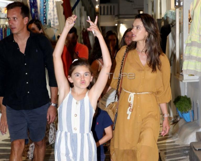 Η Alessandra Ambrosio βρίσκεται στην Μύκονο μαζί με τα παιδιά της και τον νέο της σύντροφο!