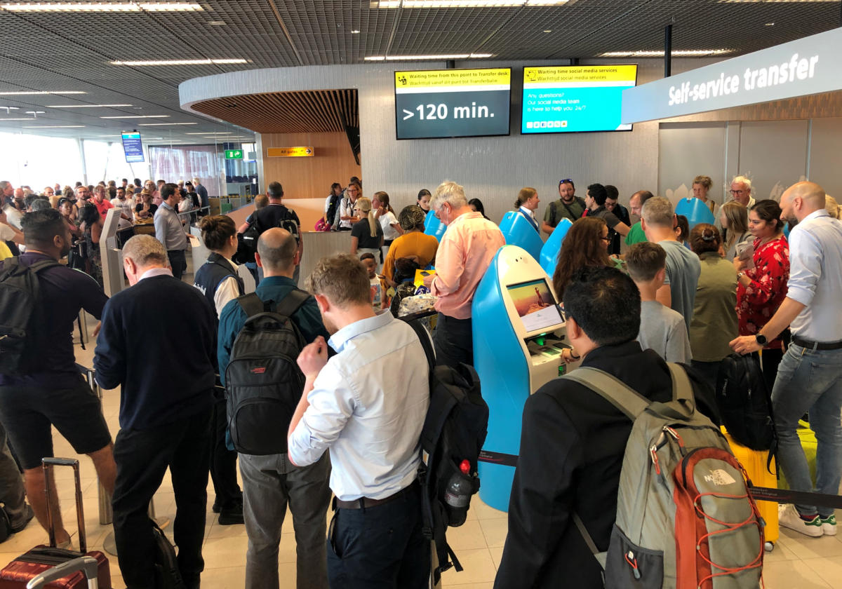 Χάος στο αεροδρόμιο Σίπχολ του Άμστερνταμ – Δεκάδες ακυρώσεις πτήσεων
