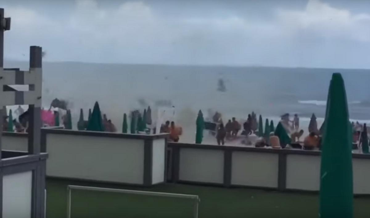 Ιταλία: Ανεμοστρόβιλος χτύπησε παραλία στη Νάπολη – Δέκα τραυματίες – video