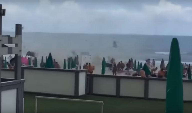 Τρόμος από ανεμοστρόβιλο σε παραλία στη Νάπολη! Σήκωσε τα πάντα – Δέκα οι τραυματίες