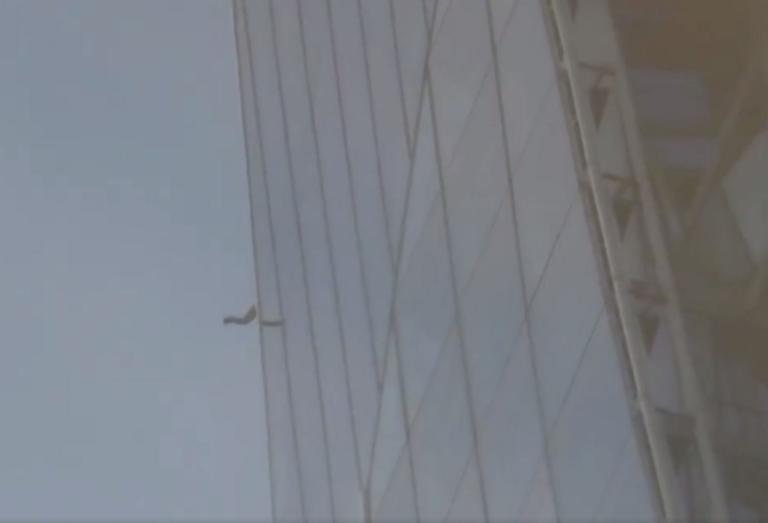 Τρομακτικό βίντεο! Άνθρωπος "αράχνη" σκαρφαλώνει με γυμνά χέρια στον ψηλότερο ουρανοξύστη του Λονδίνου