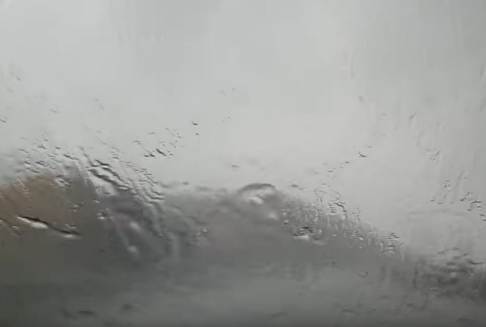 Αντίνοος – Καιρός: Η σαρωτική καταιγίδα που έκρυψε τον ορίζοντα από τους οδηγούς – video