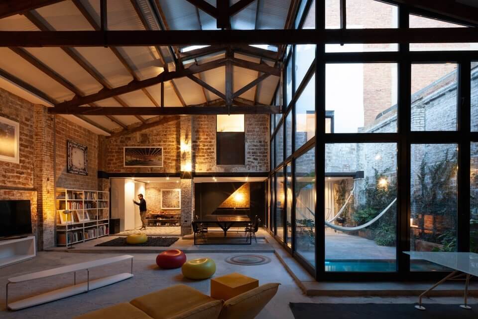 Δείτε πως μια πρώην αποθήκη χαρτιού υγειάς μεταμορφώθηκε σε ένα απίστευτο σπίτι!