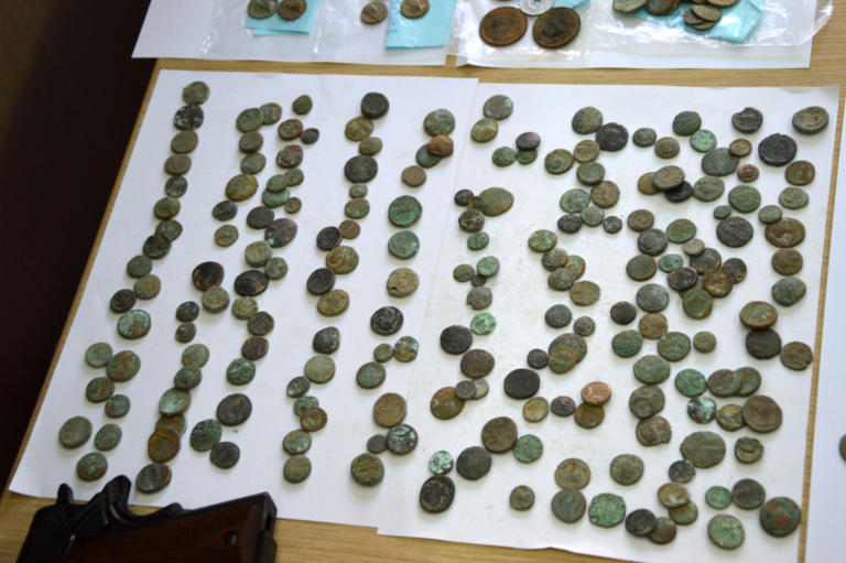 «Τσάκωσαν» Τούρκο που μετέφερε αρχαία ελληνικά νομίσματα στη Γερμανία - Τα είχε μέσα σε μπουκάλια στη βαλίτσα του