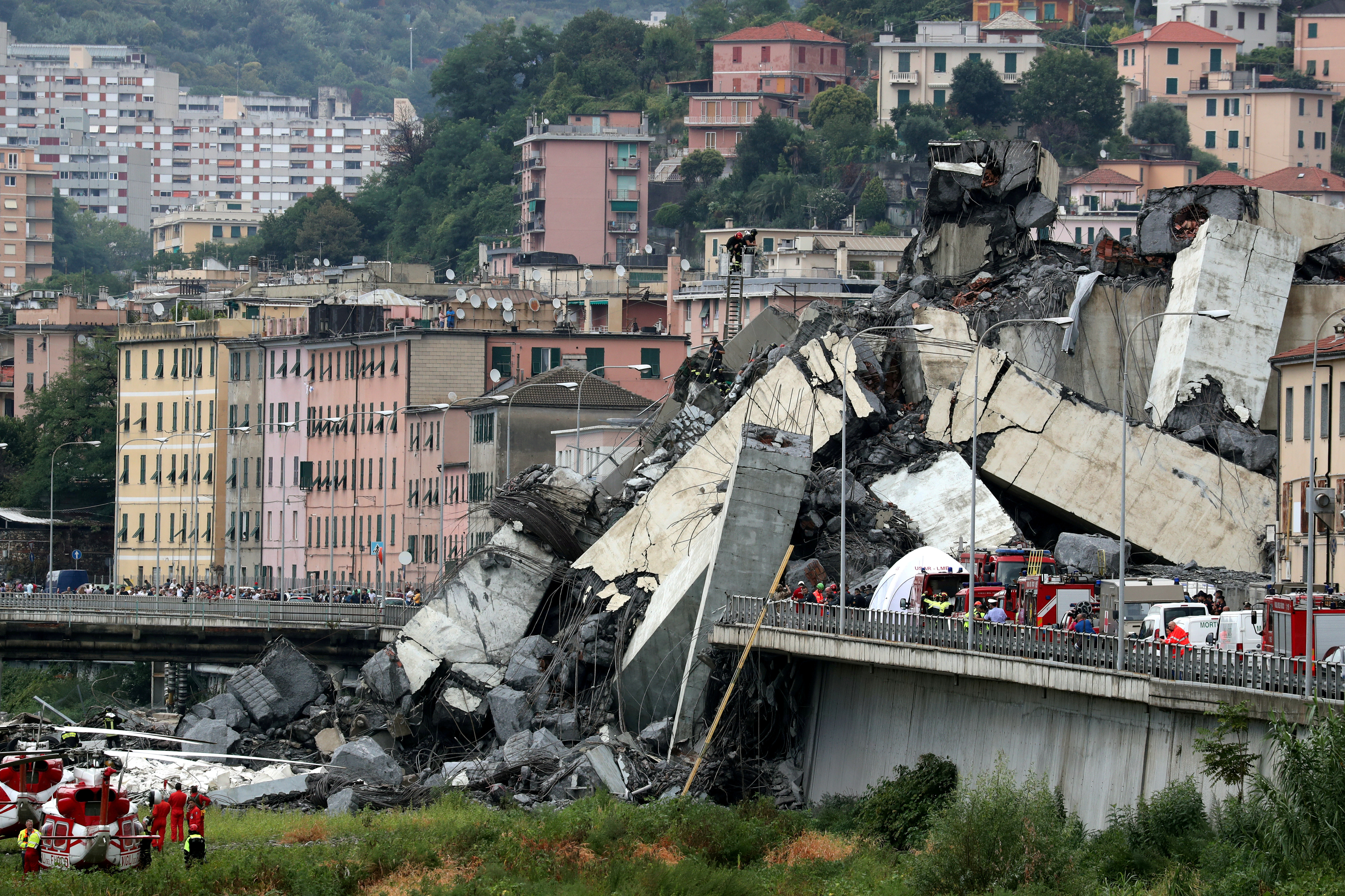 Какой мост разрушился. Мост Моранди в Генуе. Обрушения виадука Моранди в Генуе.. Генуе (Италия) обрушился мост Моранди. Обрушение моста в Генуе.