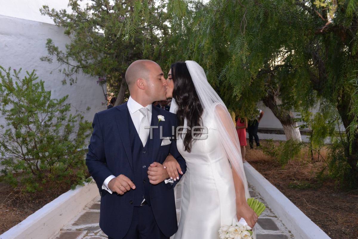 Παντρεύτηκαν ο Κωνσταντίνος Μπογδάνος και η Έλενα Καρβέλα – Το άλμπουμ του γάμου τους στη Νάξο!