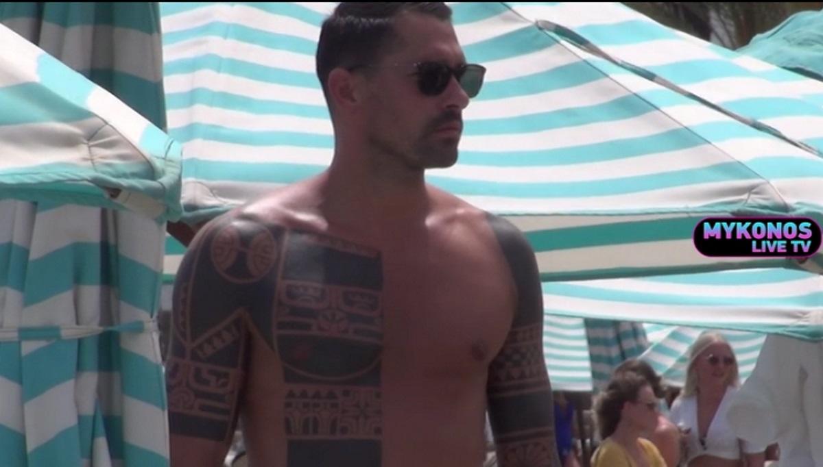 Ο κούκλος Ιταλός τράβηξε όλα τα γυναικεία βλέμματα στην Ψαρρού! [vid]