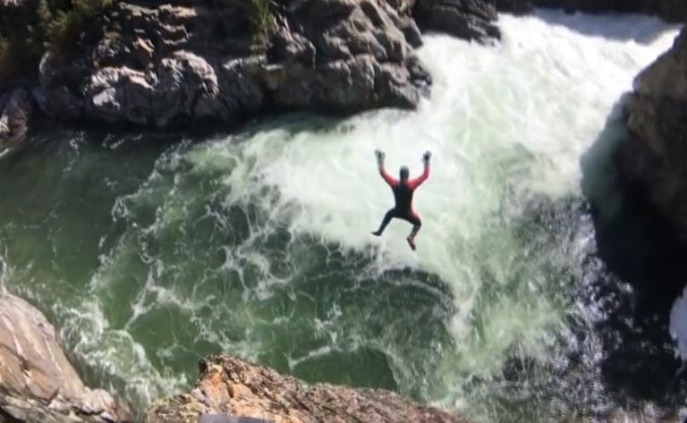 Απίστευτο βίντεο: 28χρονος βουτά από ύψος σε ορμητικά νερά και κόβει την ανάσα!