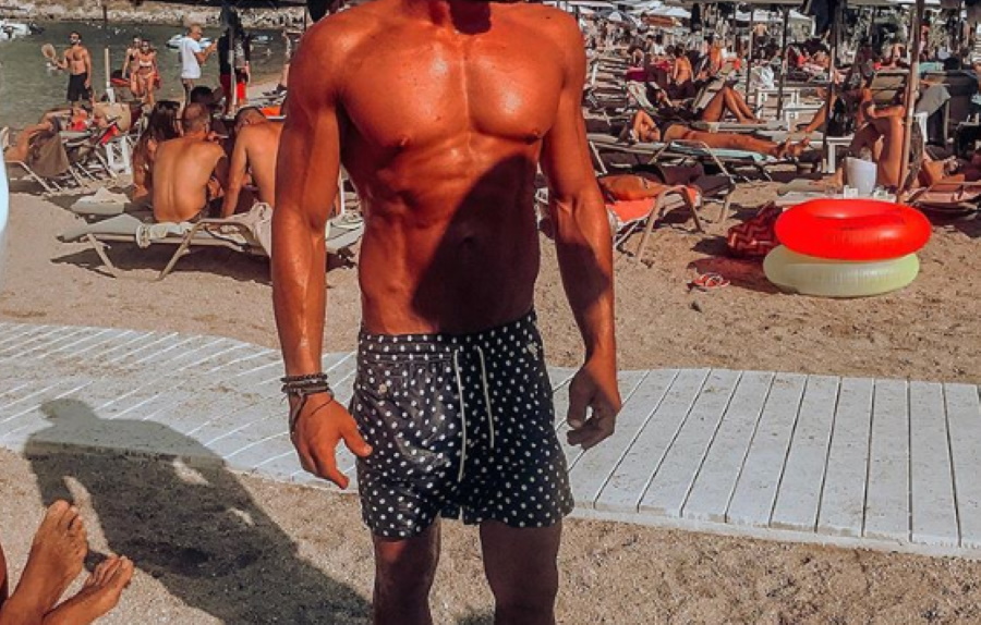 Ποιο τηλεοπτικό πρόσωπο εμφανίστηκε έτσι στη Χαλκιδική και έμειναν όλοι με το στόμα ανοιχτό;