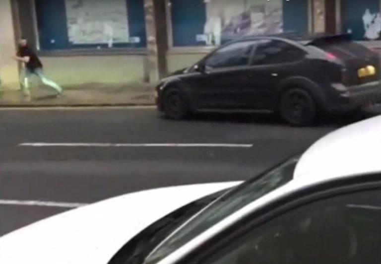 Σοκαριστικό βίντεο! Οδηγός χτυπά δύο ανθρώπους με το αυτοκίνητό του και εξαφανίζεται!