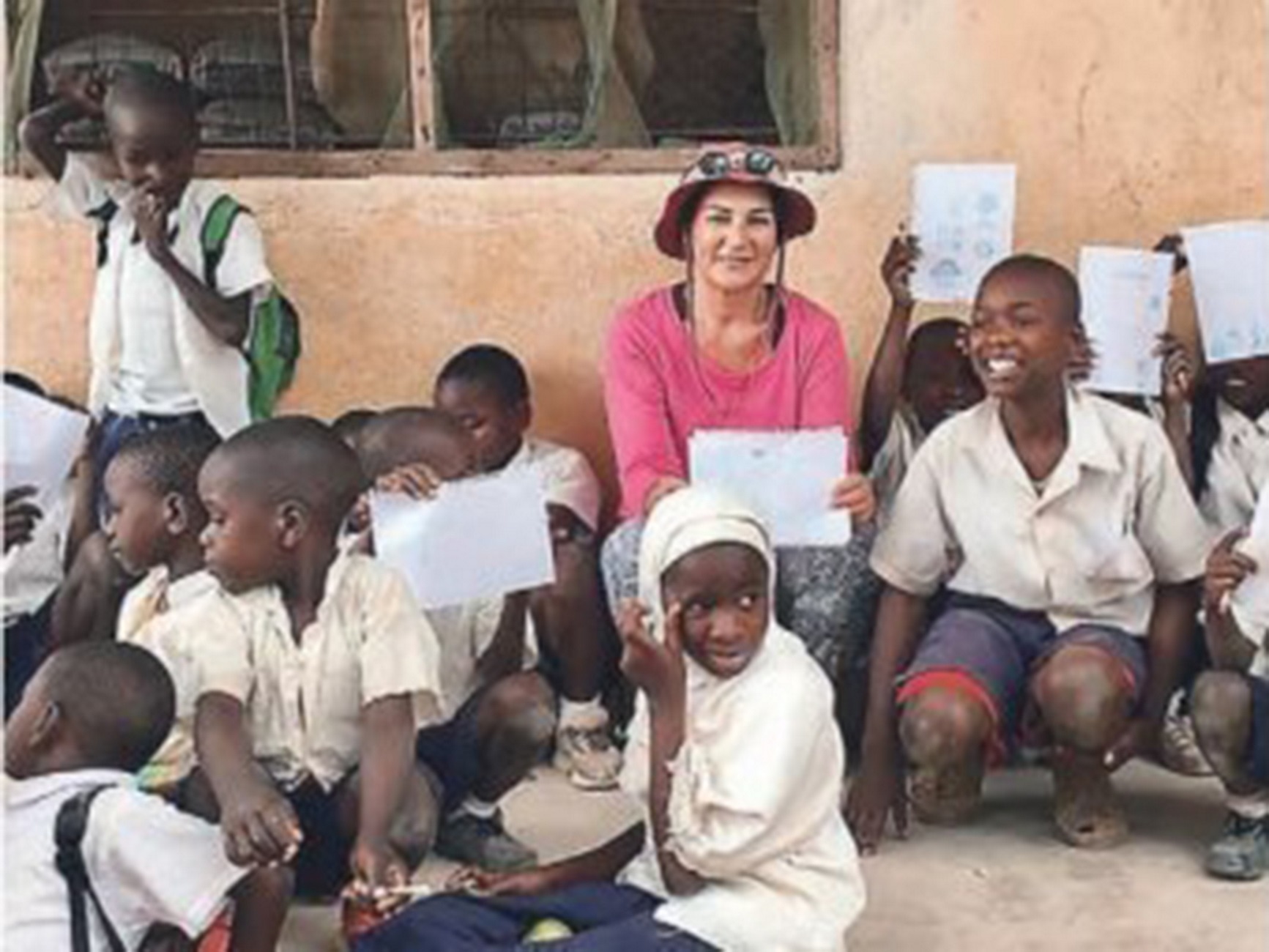 Λάρισα: Αυτή είναι η δασκάλα που υιοθέτησε ένα χωριό στην Τανζανία – Best seller το νέο βιβλίο της [pics]