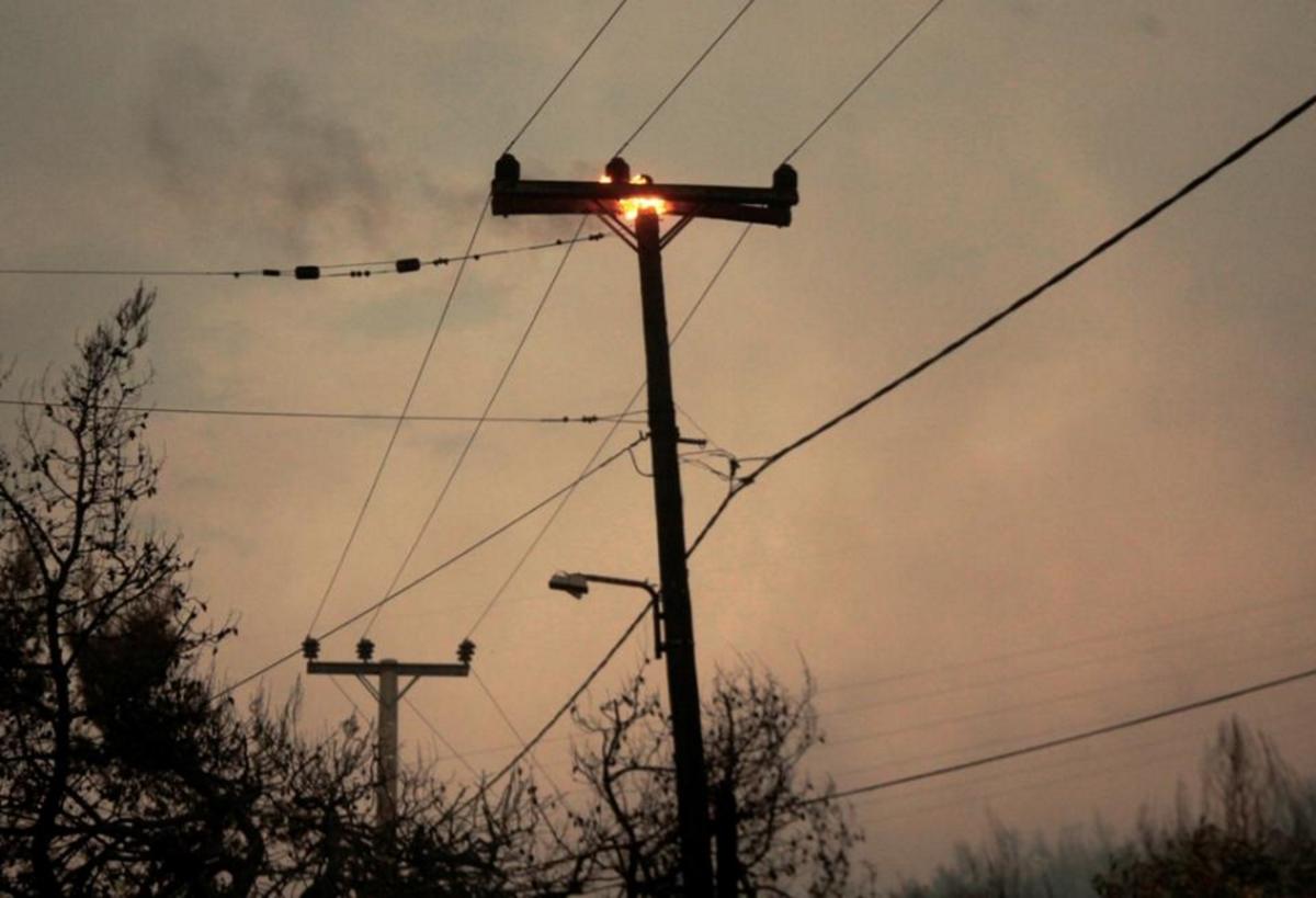 Κόρινθος: Φωτιά σε κολόνες από κεραυνούς