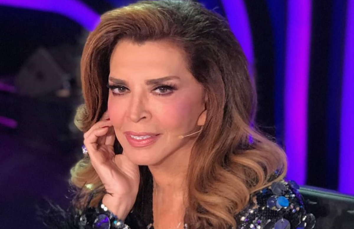 Η Μιμή Ντενίση ποζάρει με μαγιό και χωρίς ρετούς!